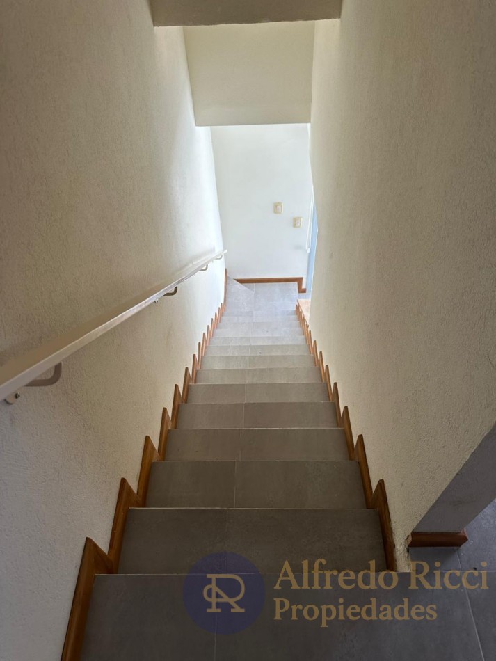 EN VENTA EXCLUSIVO DUPLEX DE 3 AMBIENTES, UBICADO AL FRENTE DEL COMPLEJO.