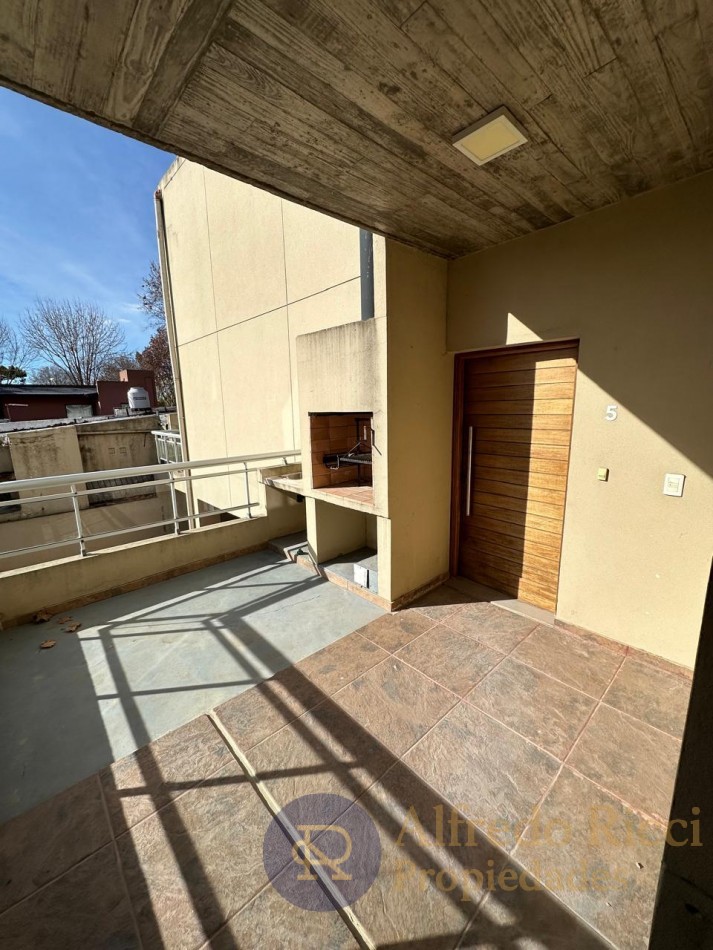 EN VENTA EXCLUSIVO DUPLEX DE 3 AMBIENTES, UBICADO AL FRENTE DEL COMPLEJO.