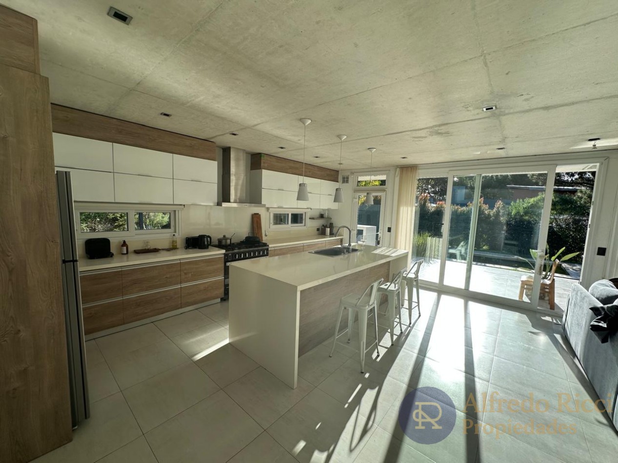 PINAMAR - DESTACADA CASA EN VENTA CONFORT Y CALIDAD EN CADA DETALLE