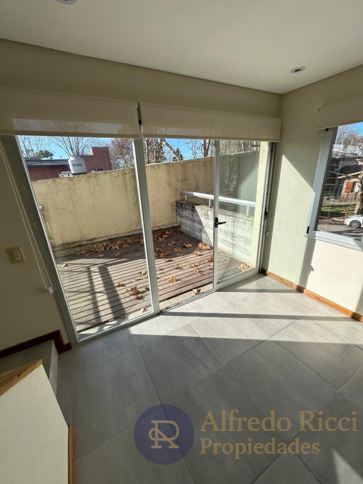 EN VENTA EXCLUSIVO DUPLEX DE 3 AMBIENTES, UBICADO AL FRENTE DEL COMPLEJO.