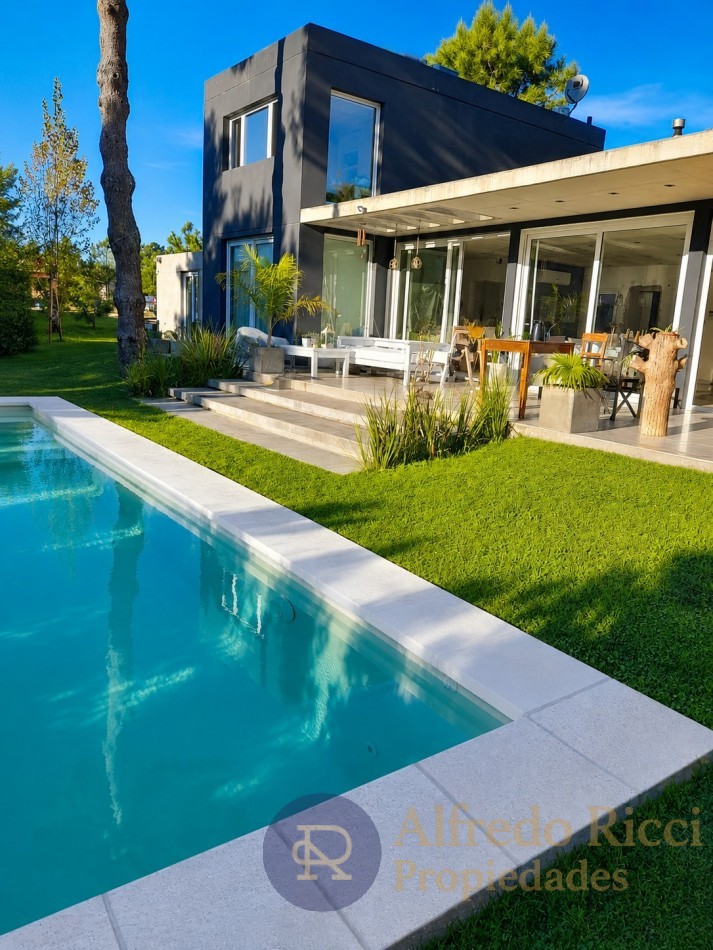 PINAMAR - DESTACADA CASA EN VENTA CONFORT Y CALIDAD EN CADA DETALLE
