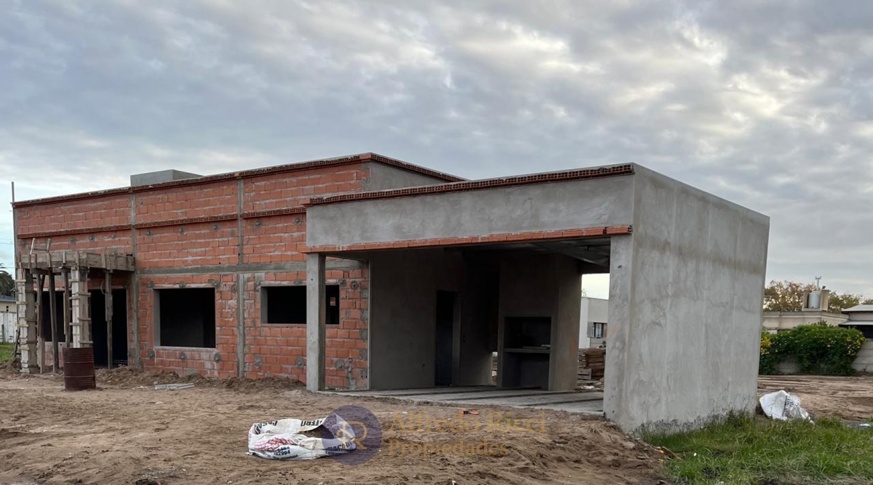 GRAN OPORTUNIDAD!! HERMOSA CASA A ESTRENAR EN ETAPA FINAL DE OBRA, UBICADA EN EXCLUSIVA ZONA RESIDENCIAL DE GRAL. MADARIAGA. CALLE 4 ENTRE 15 y17.