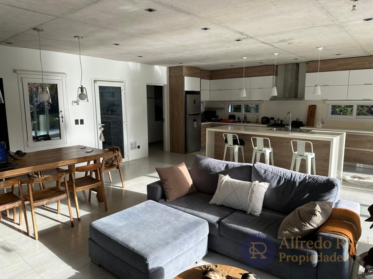 PINAMAR - DESTACADA CASA EN VENTA CONFORT Y CALIDAD EN CADA DETALLE