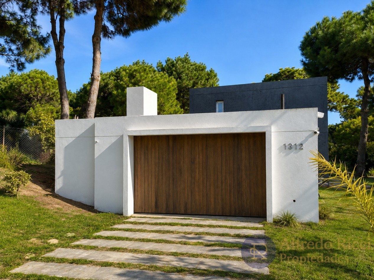 PINAMAR - DESTACADA CASA EN VENTA CONFORT Y CALIDAD EN CADA DETALLE