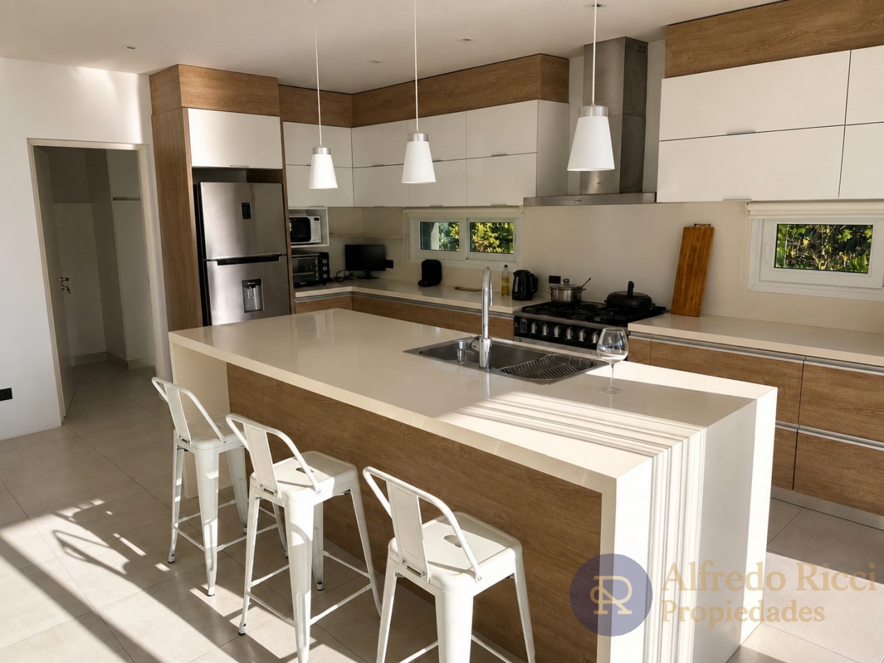 PINAMAR - DESTACADA CASA EN VENTA CONFORT Y CALIDAD EN CADA DETALLE