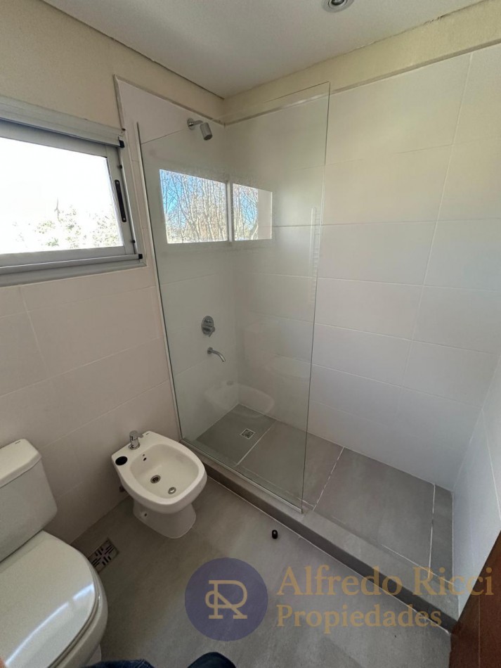 EN VENTA EXCLUSIVO DUPLEX DE 3 AMBIENTES, UBICADO AL FRENTE DEL COMPLEJO.