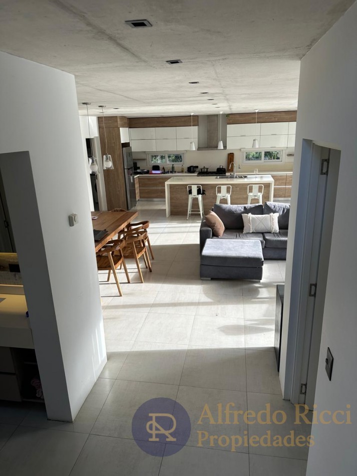 PINAMAR - DESTACADA CASA EN VENTA CONFORT Y CALIDAD EN CADA DETALLE
