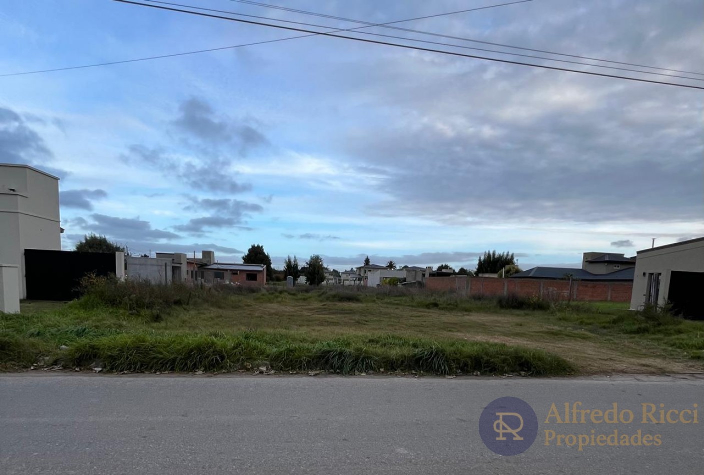 HERMOSO TERRENO EN BARRIO RESIDENCIAL CONSOLIDADO. EL LUGAR IDEAL PARA CONSTRUIR LA CASA QUE SOÑAS. ESPACIO, UBICACION Y POTENCIAL EN UN SOLO LUGAR!!!