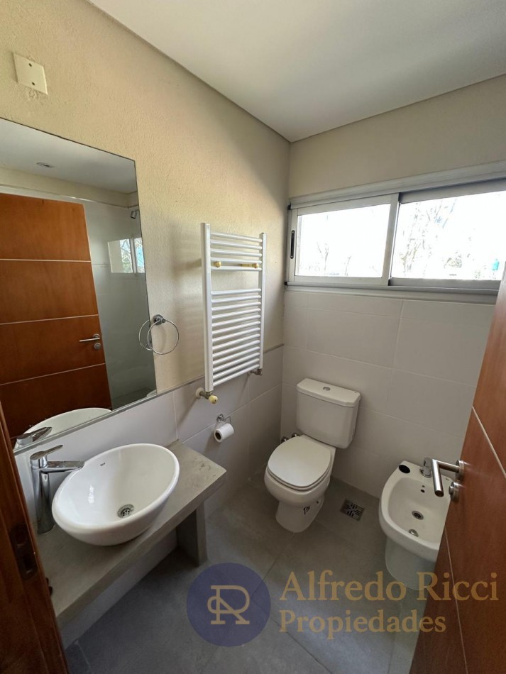 EN VENTA EXCLUSIVO DUPLEX DE 3 AMBIENTES, UBICADO AL FRENTE DEL COMPLEJO.