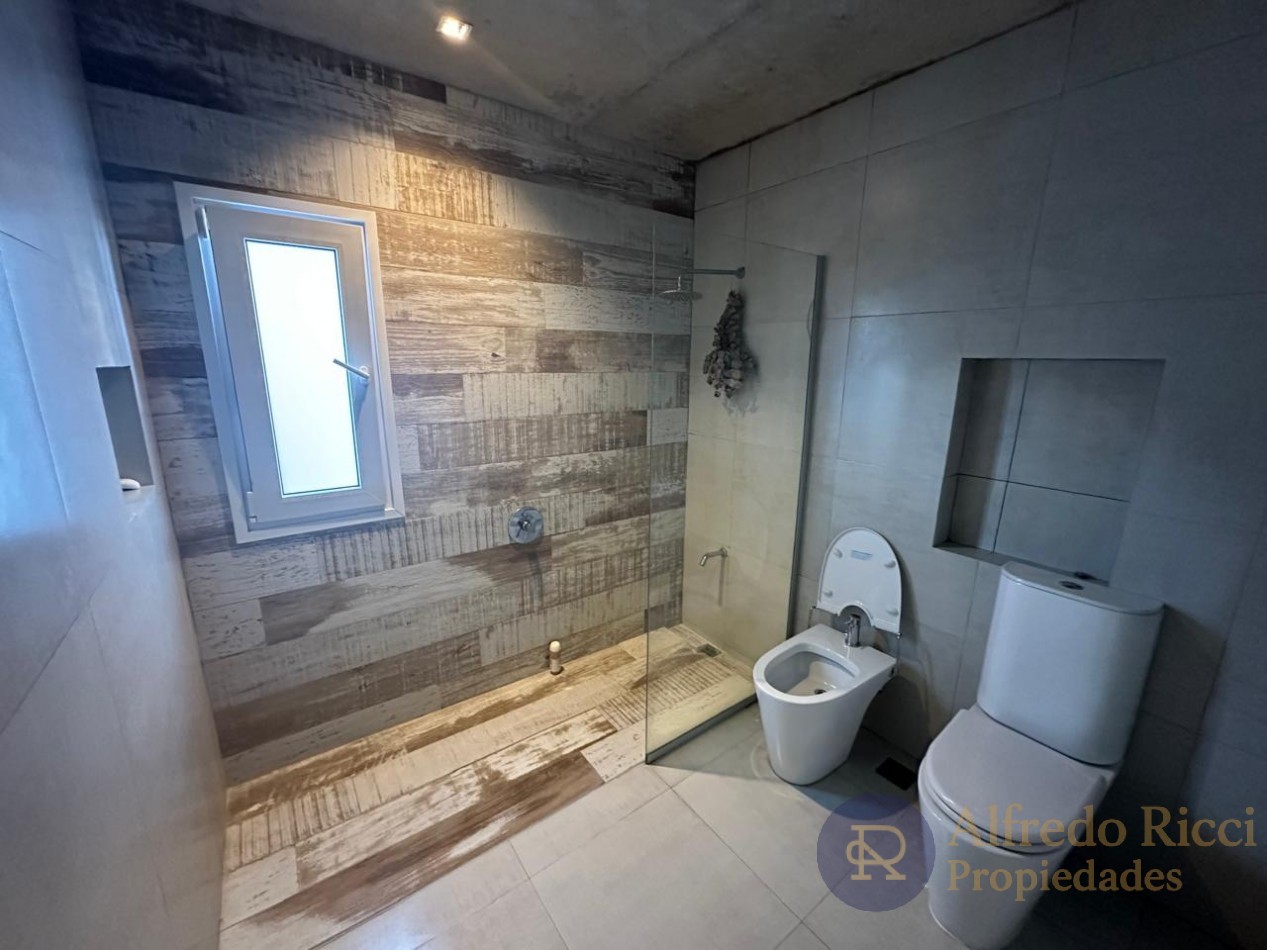 PINAMAR - DESTACADA CASA EN VENTA CONFORT Y CALIDAD EN CADA DETALLE