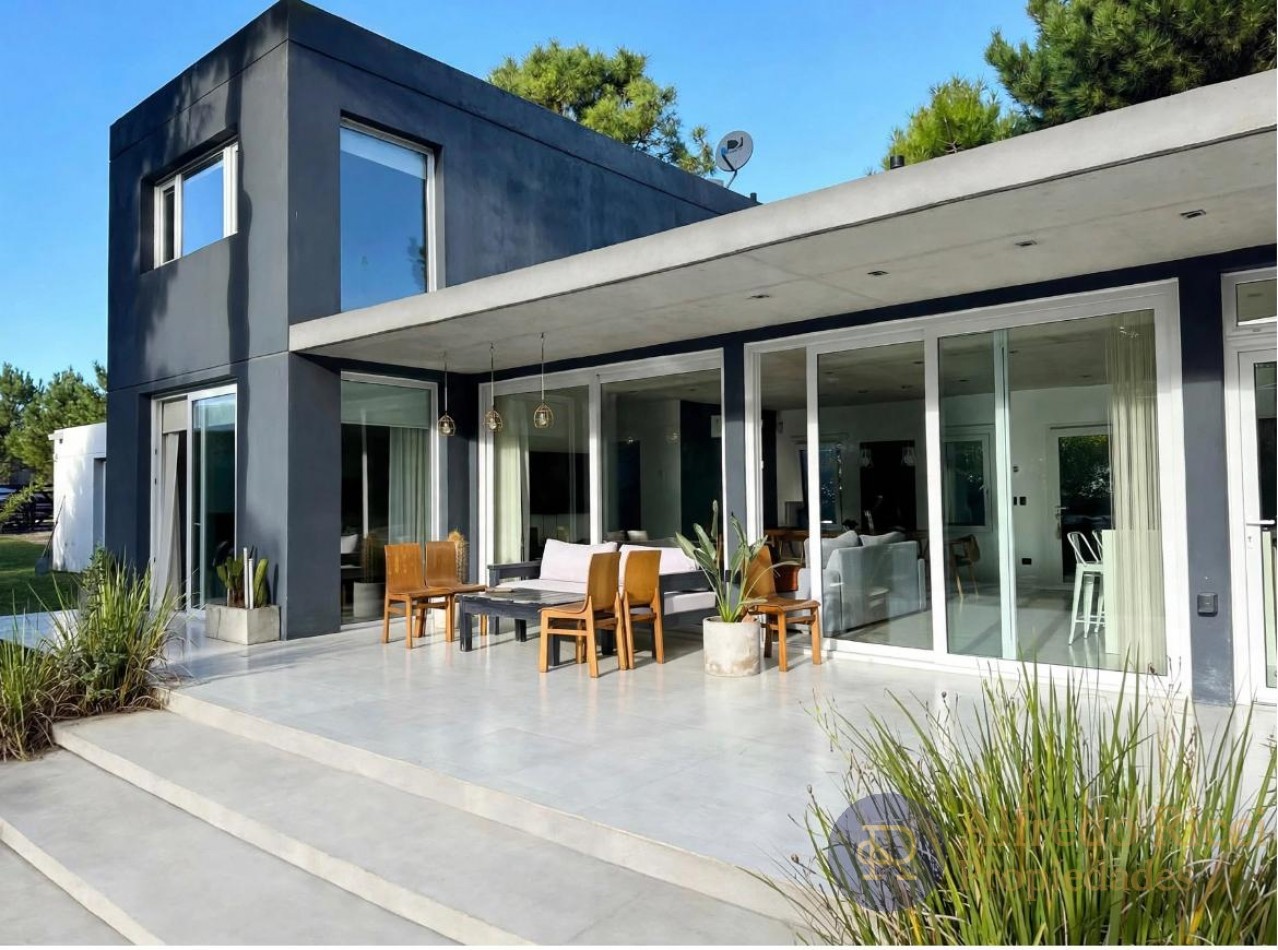 PINAMAR - DESTACADA CASA EN VENTA CONFORT Y CALIDAD EN CADA DETALLE