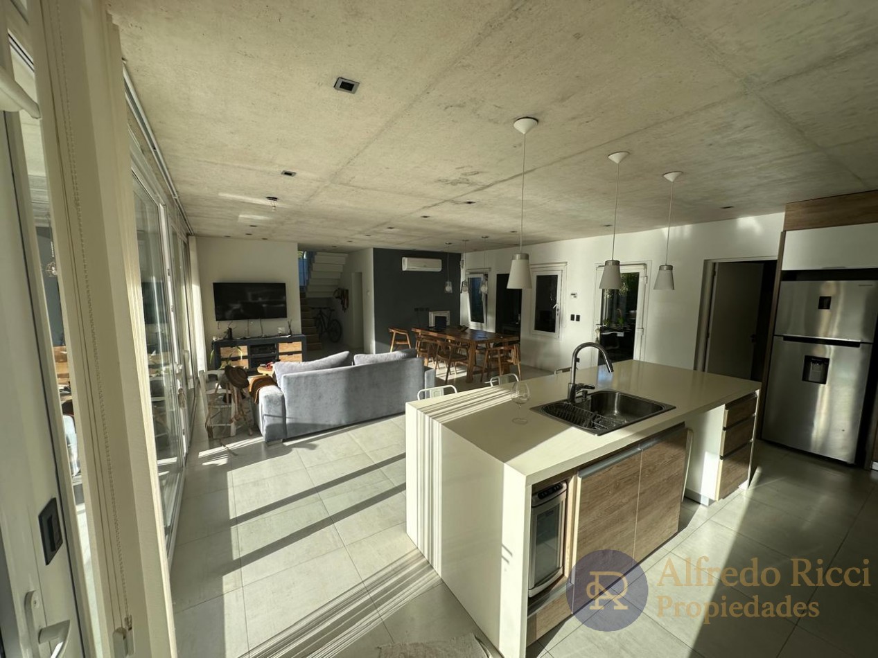 PINAMAR - DESTACADA CASA EN VENTA CONFORT Y CALIDAD EN CADA DETALLE