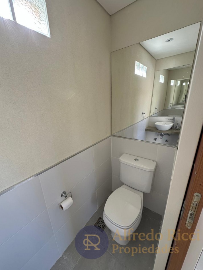 EN VENTA EXCLUSIVO DUPLEX DE 3 AMBIENTES, UBICADO AL FRENTE DEL COMPLEJO.