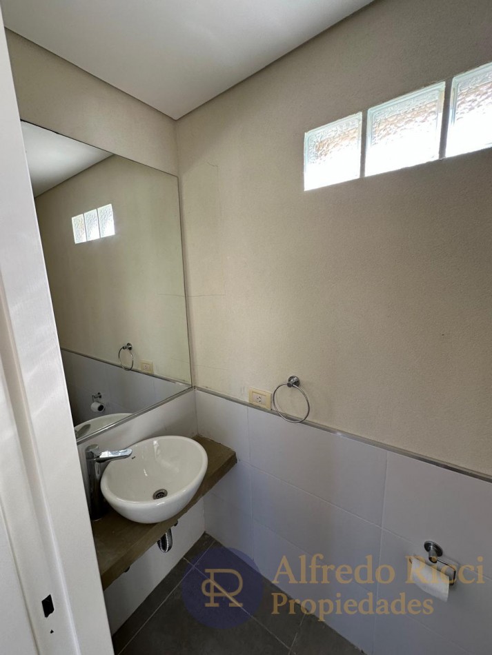 EN VENTA EXCLUSIVO DUPLEX DE 3 AMBIENTES, UBICADO AL FRENTE DEL COMPLEJO.
