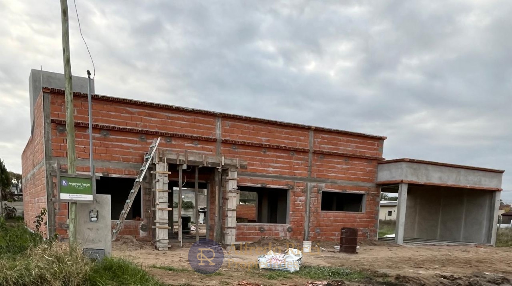 GRAN OPORTUNIDAD!! HERMOSA CASA A ESTRENAR EN ETAPA FINAL DE OBRA, UBICADA EN EXCLUSIVA ZONA RESIDENCIAL DE GRAL. MADARIAGA. CALLE 4 ENTRE 15 y17.