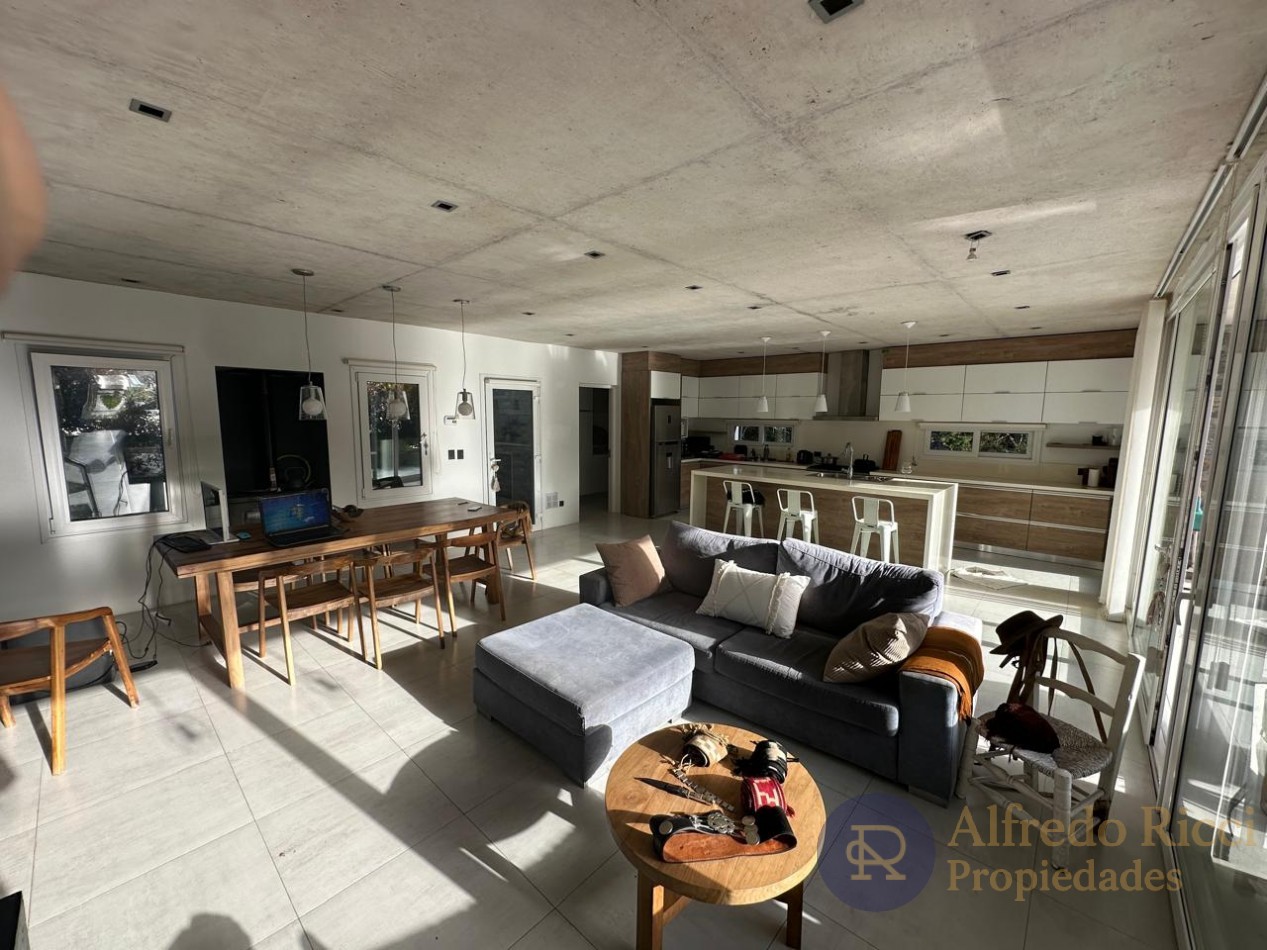 PINAMAR - DESTACADA CASA EN VENTA CONFORT Y CALIDAD EN CADA DETALLE