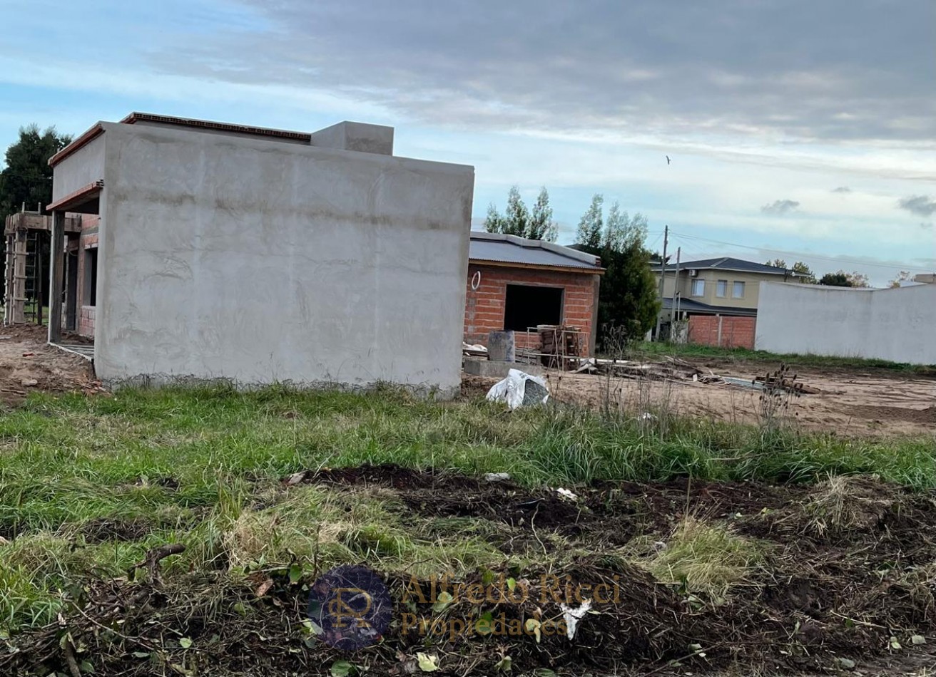 GRAN OPORTUNIDAD!! HERMOSA CASA A ESTRENAR EN ETAPA FINAL DE OBRA, UBICADA EN EXCLUSIVA ZONA RESIDENCIAL DE GRAL. MADARIAGA. CALLE 4 ENTRE 15 y17.