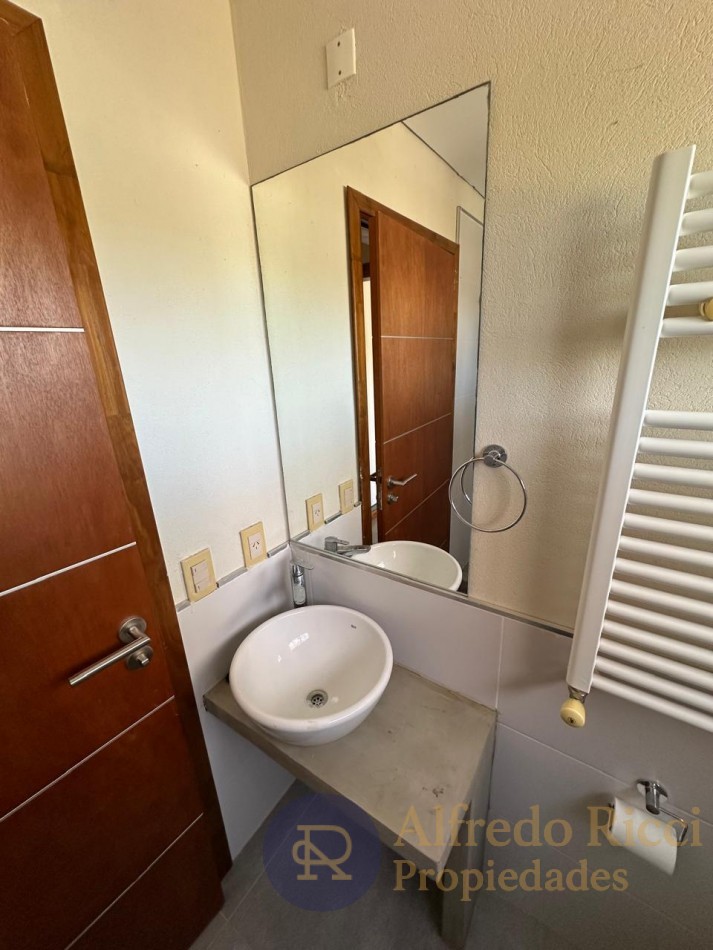 EN VENTA EXCLUSIVO DUPLEX DE 3 AMBIENTES, UBICADO AL FRENTE DEL COMPLEJO.