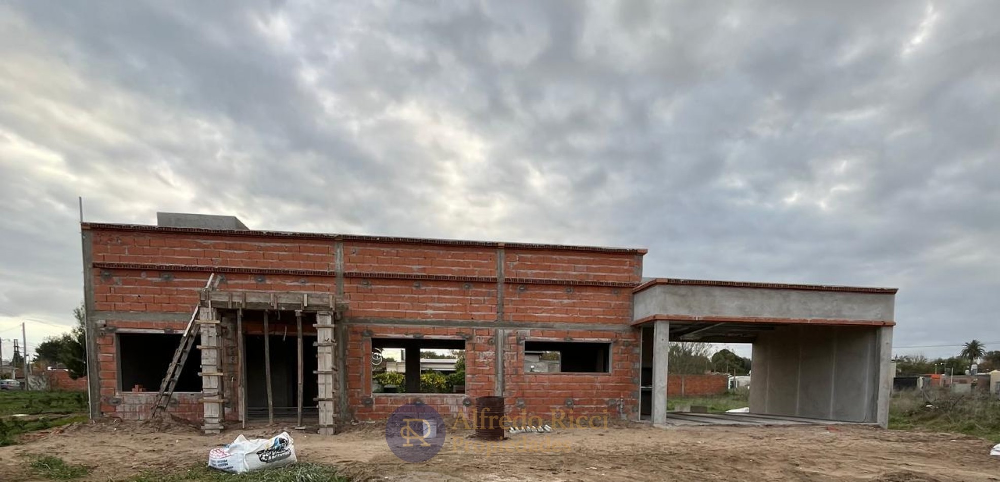 GRAN OPORTUNIDAD!! HERMOSA CASA A ESTRENAR EN ETAPA FINAL DE OBRA, UBICADA EN EXCLUSIVA ZONA RESIDENCIAL DE GRAL. MADARIAGA. CALLE 4 ENTRE 15 y17.