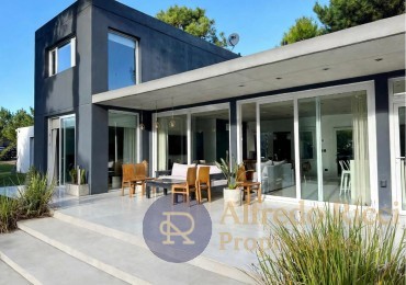PINAMAR - DESTACADA CASA EN VENTA CONFORT Y CALIDAD EN CADA DETALLE